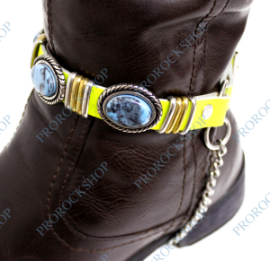 žlutá kožená ozdoba na boty s modrými kameny