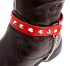 červená kožená ozdoba na boty s cvoky