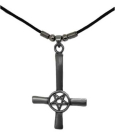 přívěsek na krk obrácený kříž a pentagram